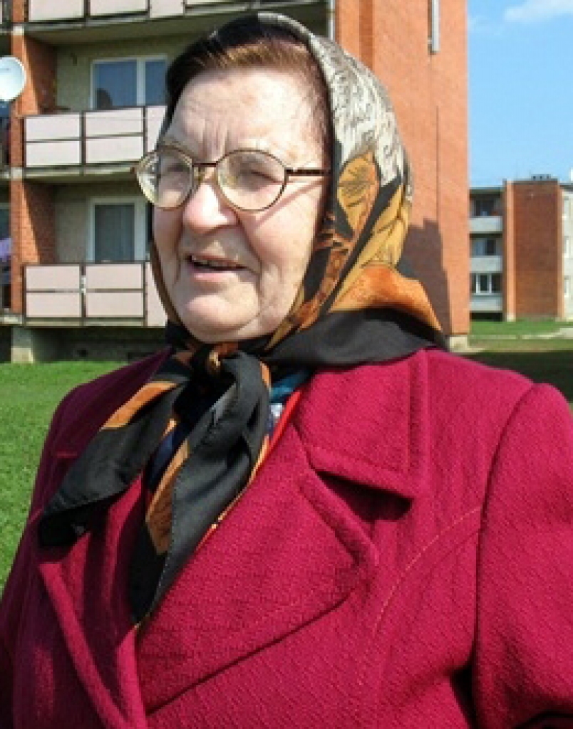 Rokdarbniece ar prieku izrāda veikumu