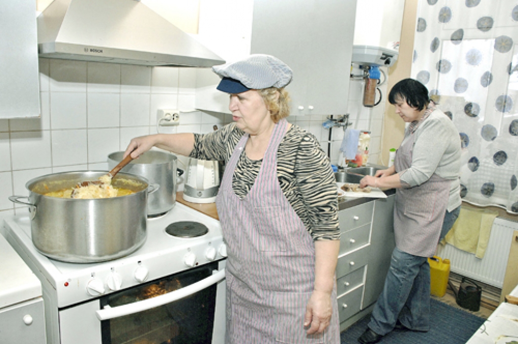 Kaut vai no cirvja kāta, bet ar grūbām