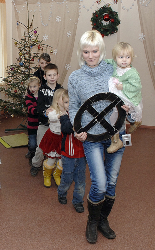 Bērni Dāviņos dejo kukarambu