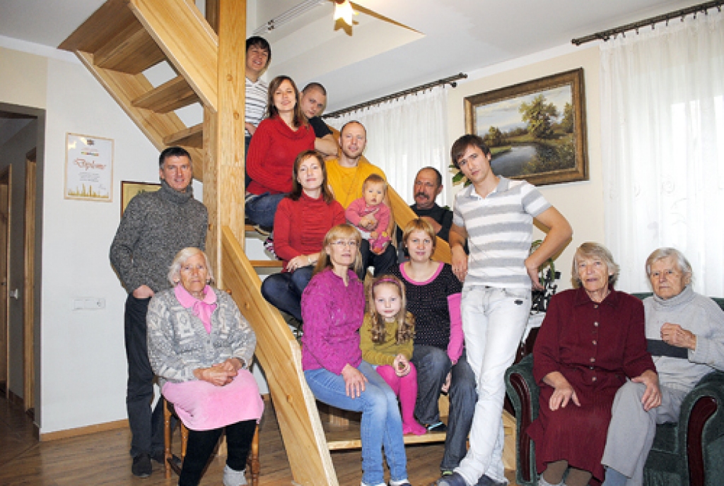 Sēta ar mirdzošu vaiņagu
