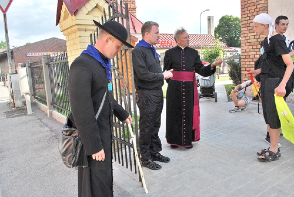 Dzīvi sakārtot uztic Dievmātei