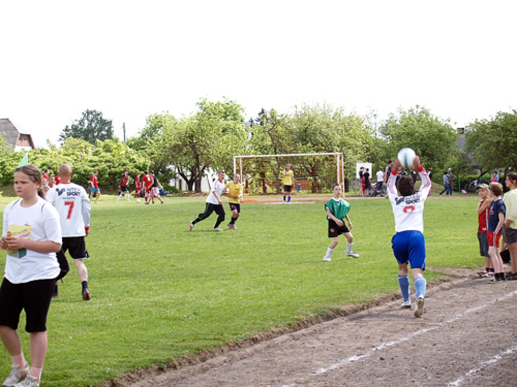 Olimpiskajā dienā spēlēs futbolu