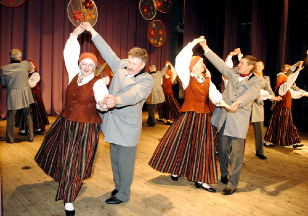 Jaunieši, vīri un sievas metas dancī