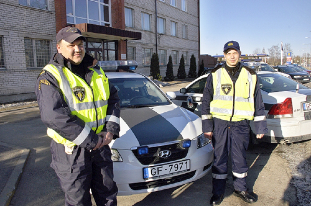 Apbalvo labākos ceļu policistus