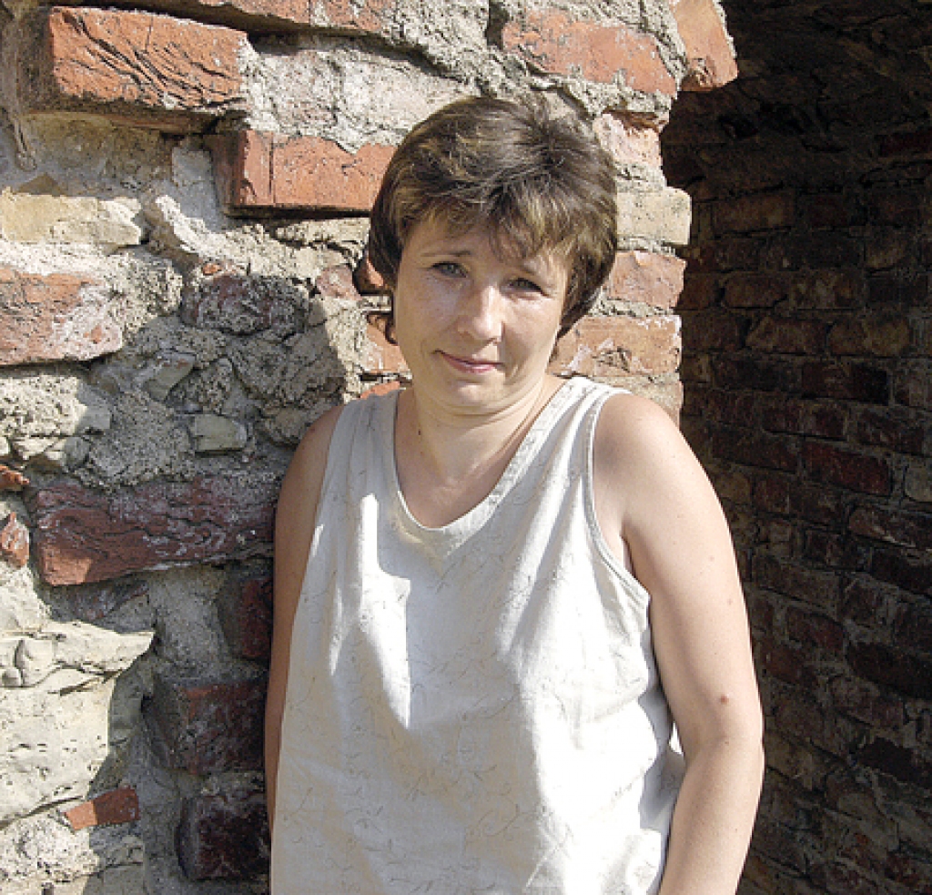 Uz izstādi ar dvieli, čībām un burkānu