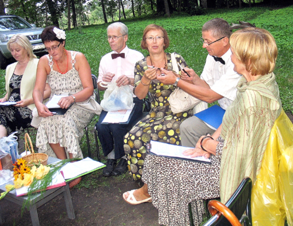 Izceļ saules simbolu