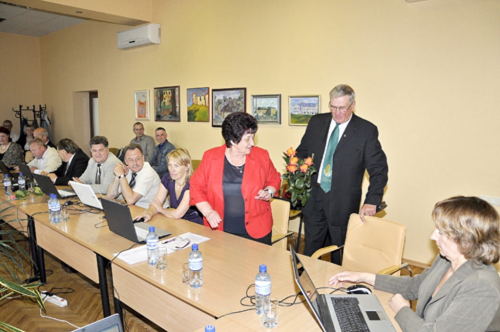 Sāk pildīt deputāta pienākumus