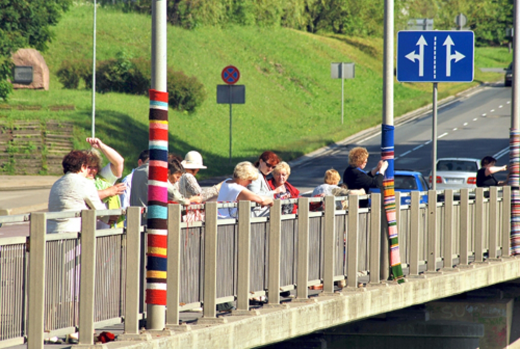 Spēlējoties ar krāsainiem dzīpariem, izvilina smaidu