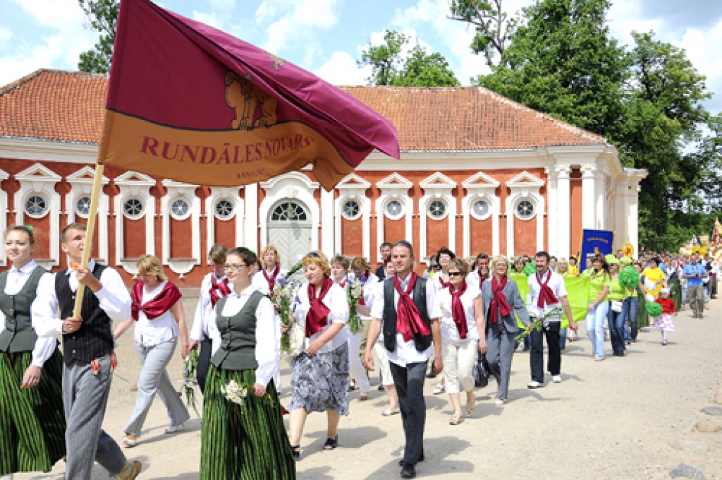 Talantu parāde pils dārzā