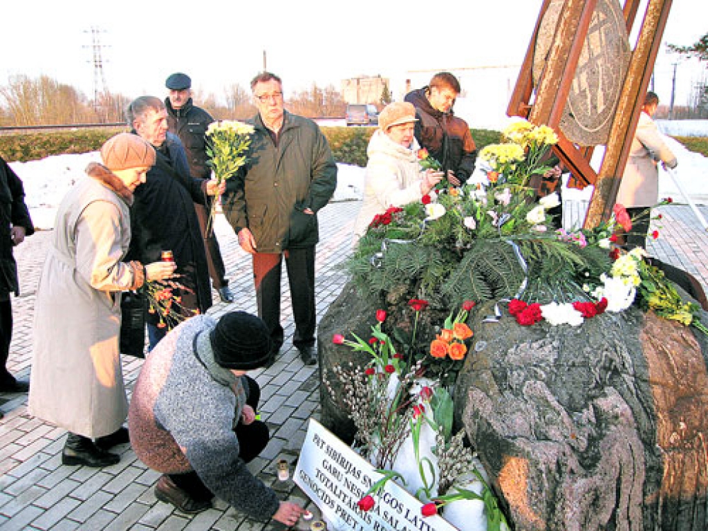Piemiņas brīdi apgaismo saule