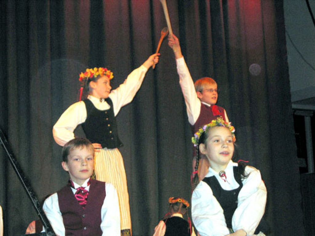 Priecē vecākus deju koncertā