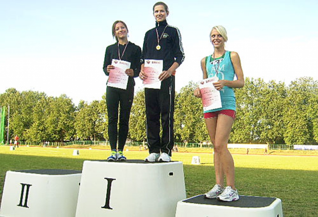 Pasniedz divas zelta medaļas