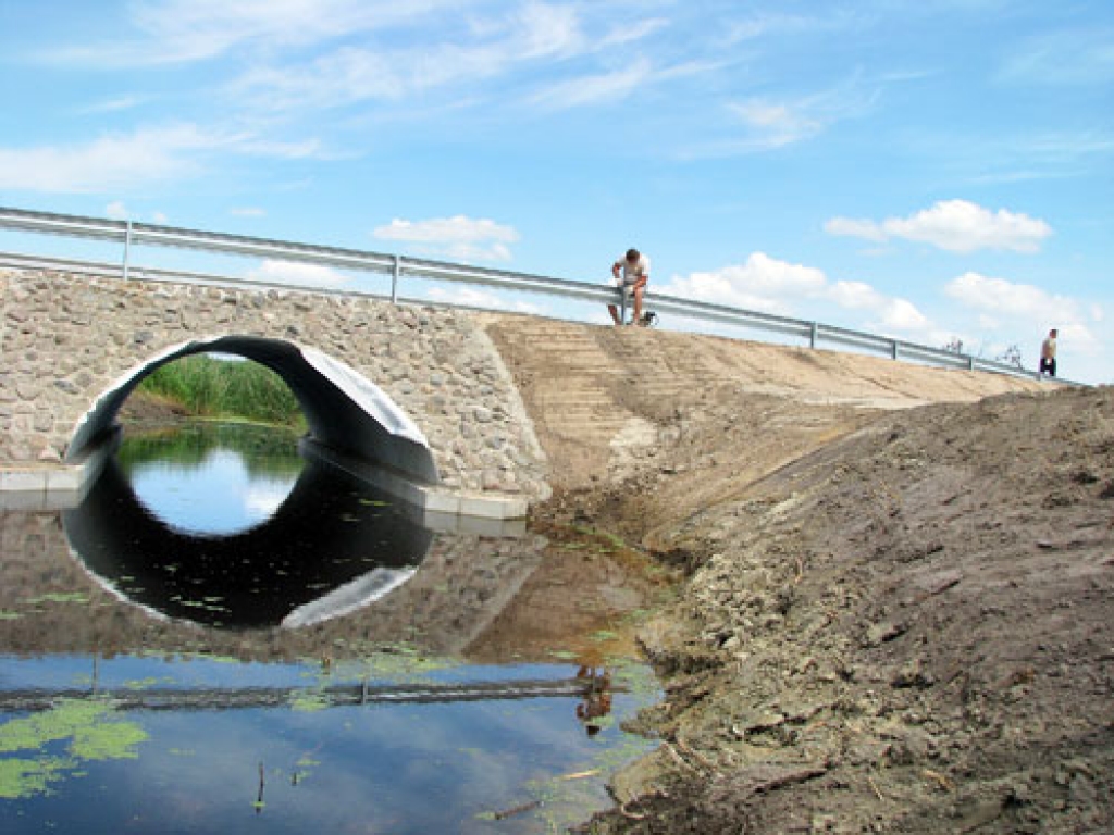 Uzlabo ceļu infrastruktūru