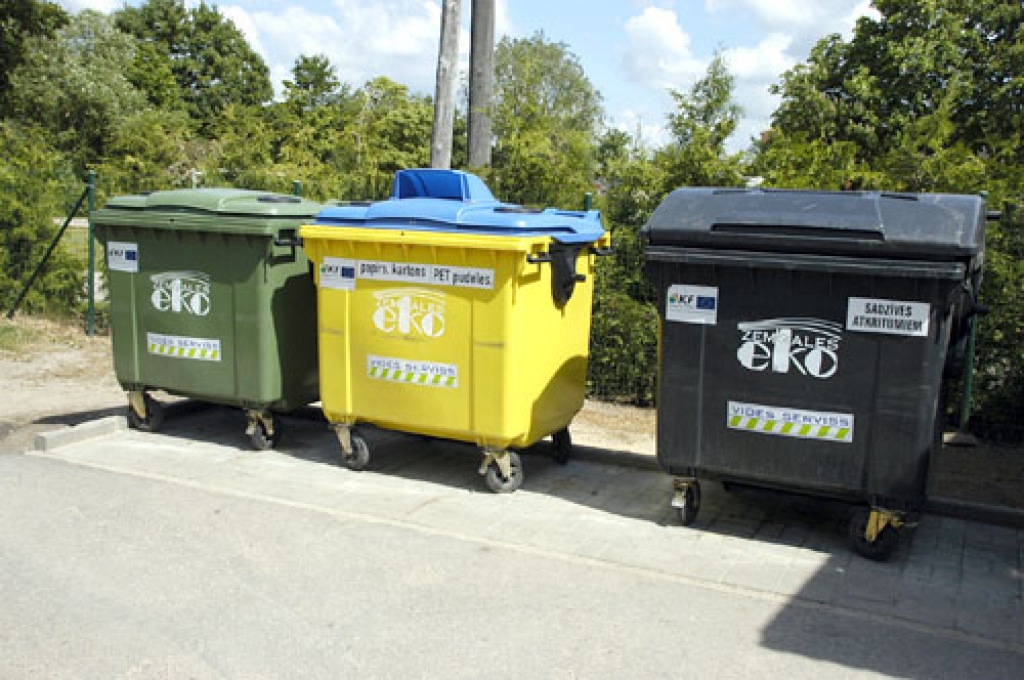 Uzstāda jaunus konteinerus