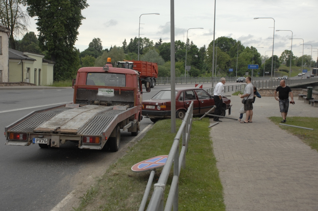 Kravas automašīna uzbrauc vieglajam auto