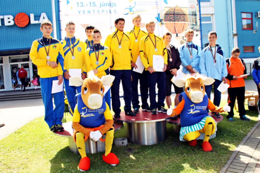 Sportisti aizvada emociju piepildītas sacensības