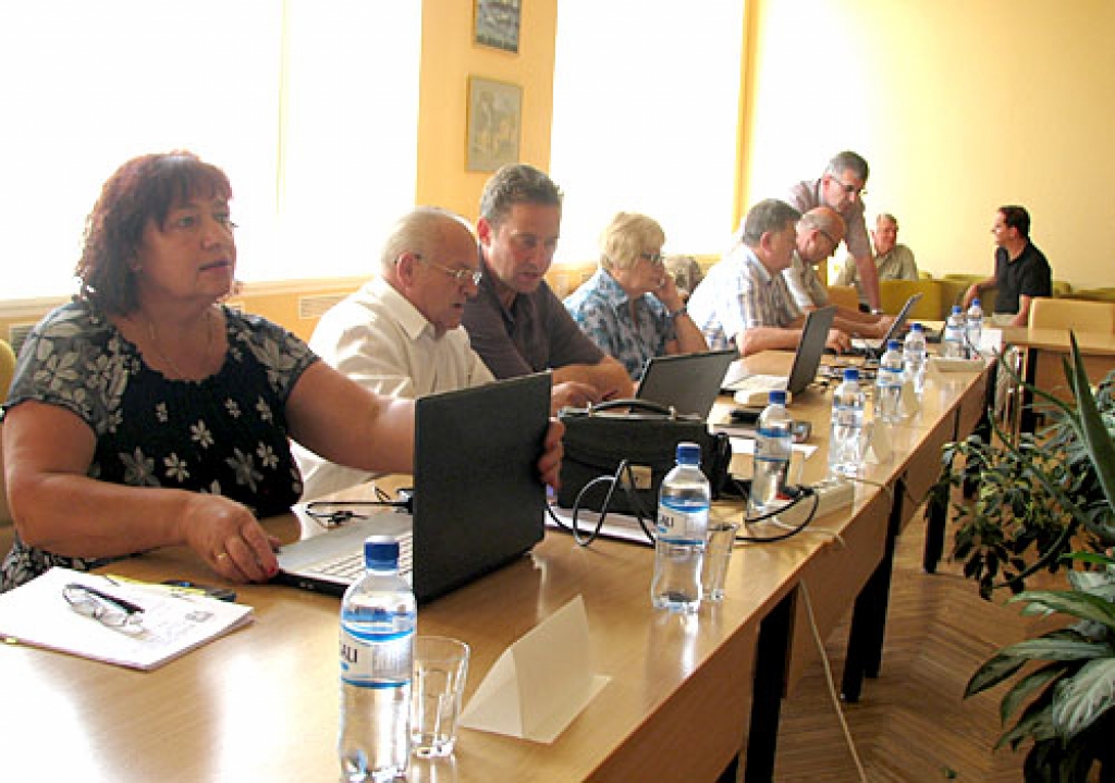 Deputāti nevēlas strādāt administratīvajā komisijā
