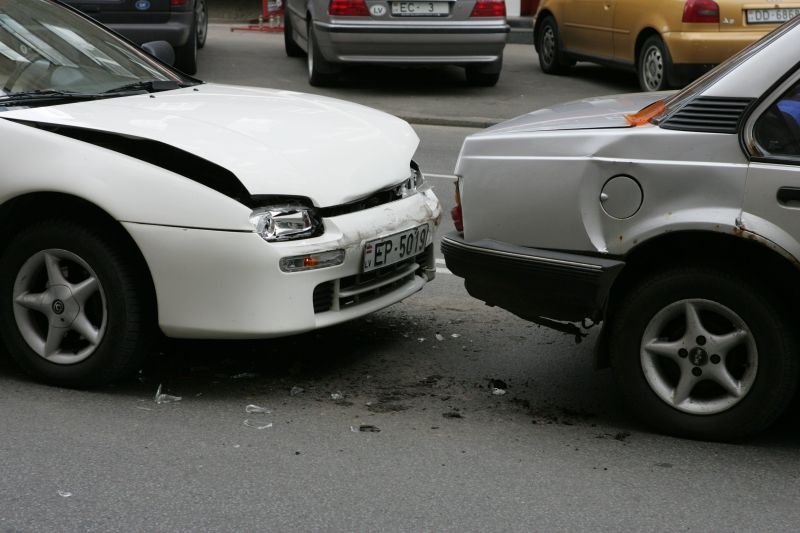 Autovadītājs neizvēlas drošu distanci