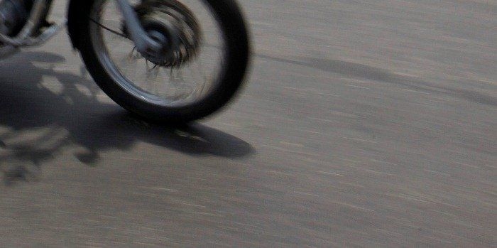 Motocikls izraisa sadursmi ar automašīnu
