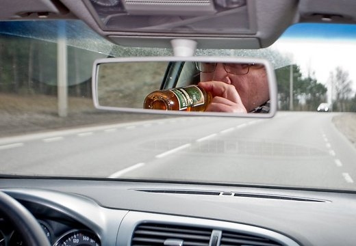 Trīs ceturtdaļas ekonomiski aktīvo iedzīvotāju atbalsta sodu palielināšanu dzērājšoferiem