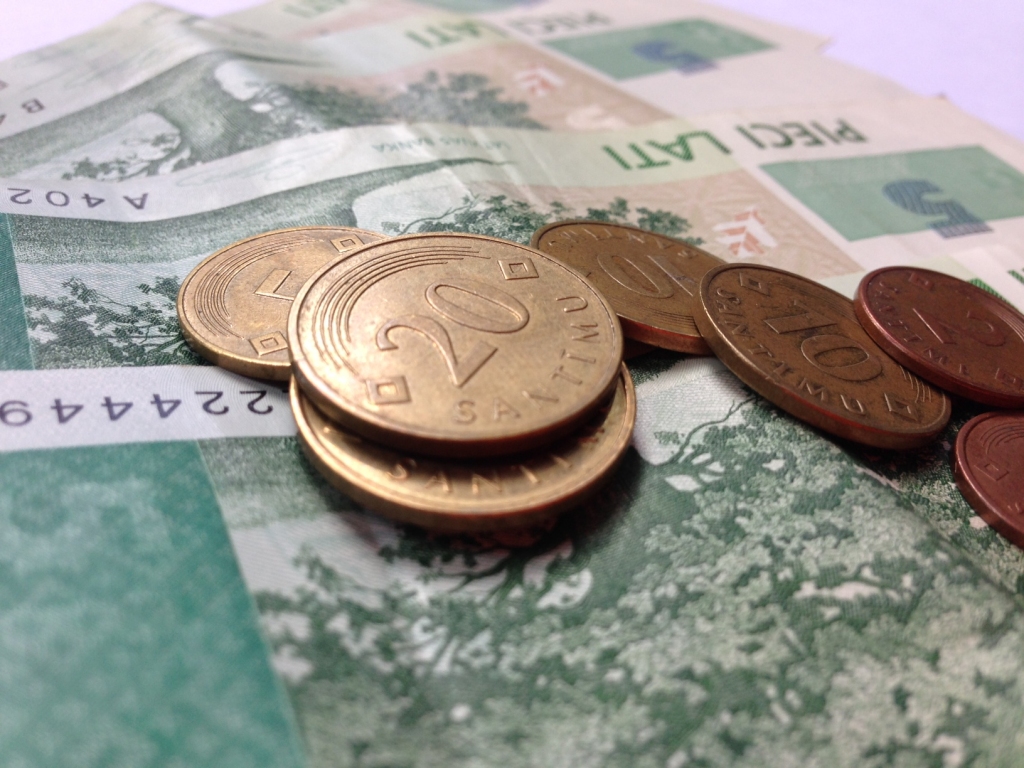 Vismaz 17% Latvijas iedzīvotāju varētu veidot uzkrājumus, bet to vēl nedara