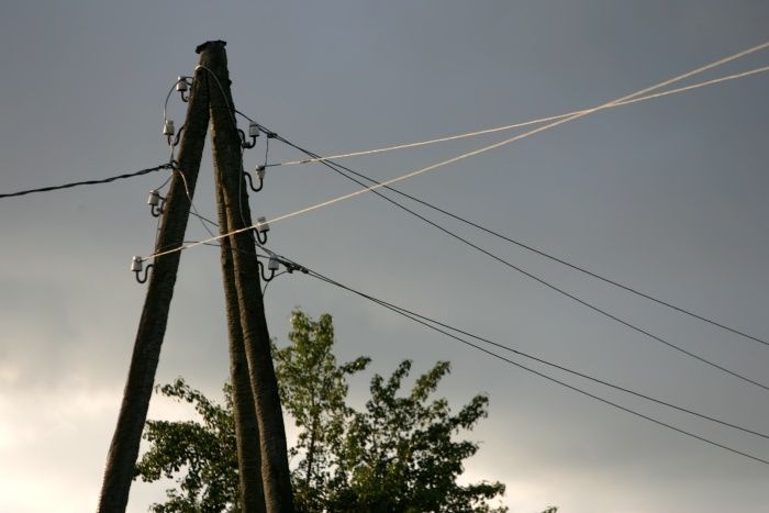 Mežotnē aizdedzies elektrības stabs un zāle pie tā