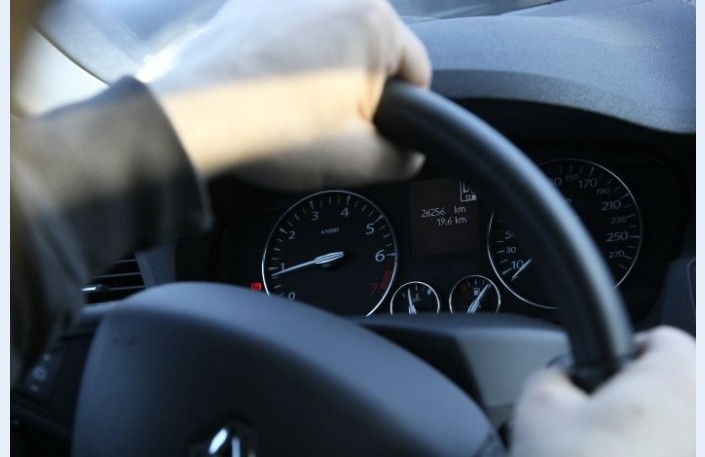 Bauskā automašīna uzbrauc sievietei un bērnam