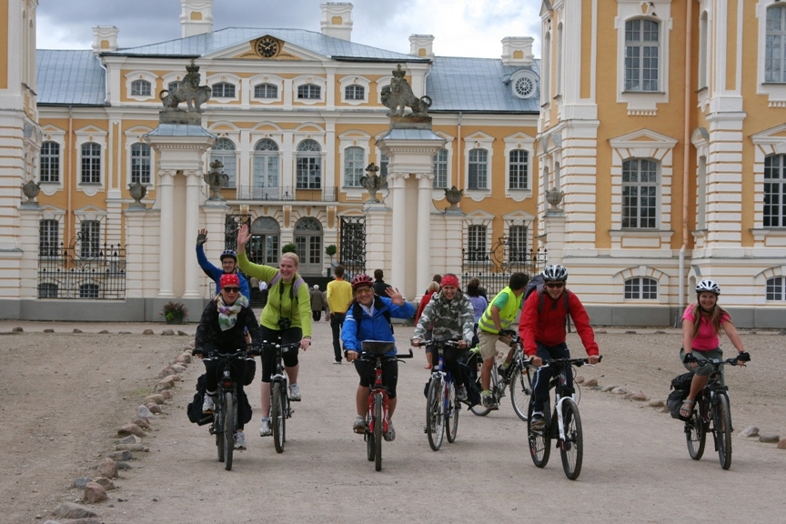 Rundāli iepazīst ar velosipēdu