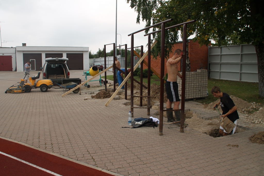 Bauskas stadionā uzstāda ielu vingrošanas aprīkojumu