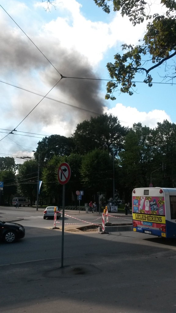 Papildināts ar jaunāko informāciju - Ugunsgrēks Rīgas ūdens ēkā Zigfrīda Annas Meierovica bulvārī lokalizēts