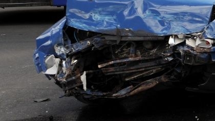 Jauniete nespēj savaldīt auto un iebrauc kokā