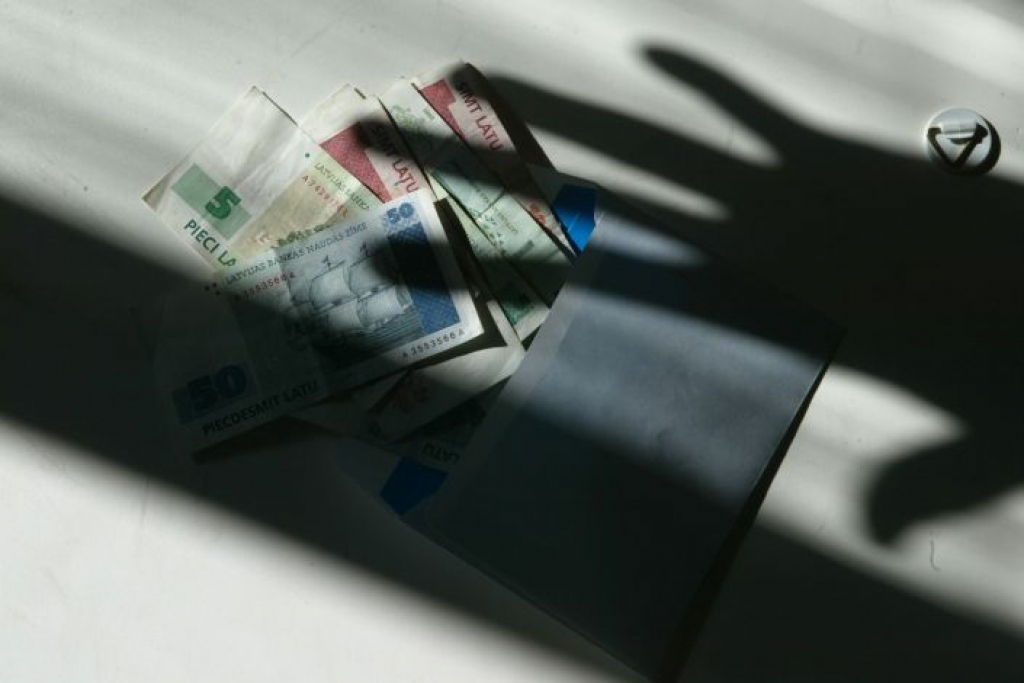 Čaklā sievu apsūdz par izvairīšanos no nodokļu nomaksas lielā apmērā