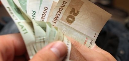Jūlijā lētāki kļuvuši kredīti latos, bet kredīti ārvalstu valūtā sadārdzinājušies