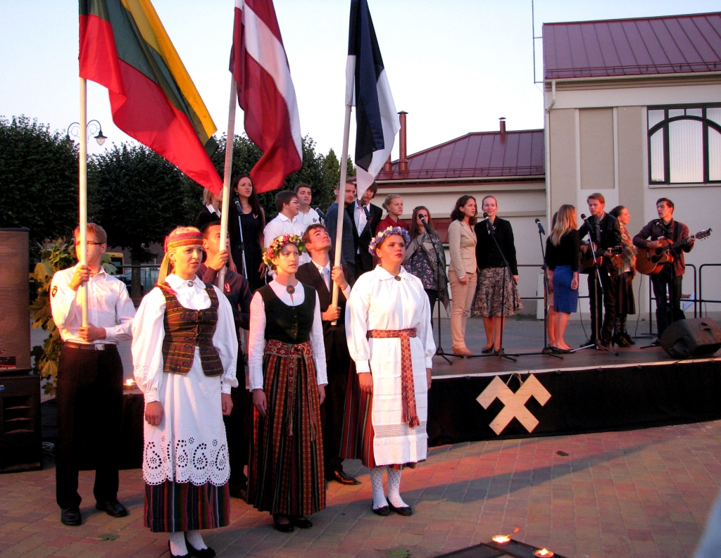 Bauskā godina Baltijas ceļa dalībniekus