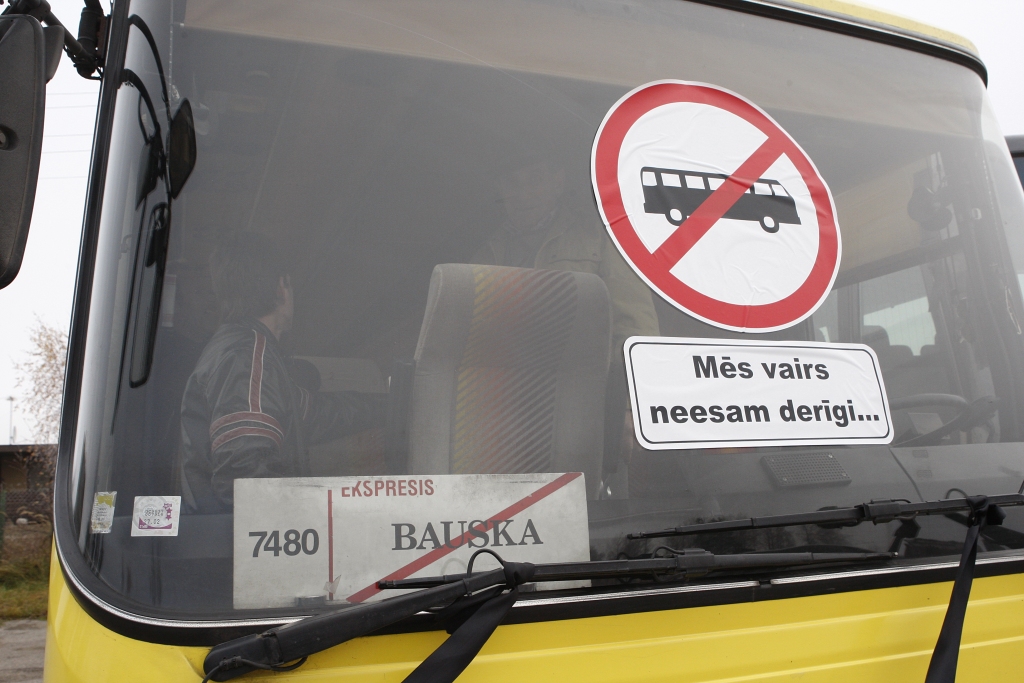 Turpinās nelikumības autobusu reisos Bauska-Rīga