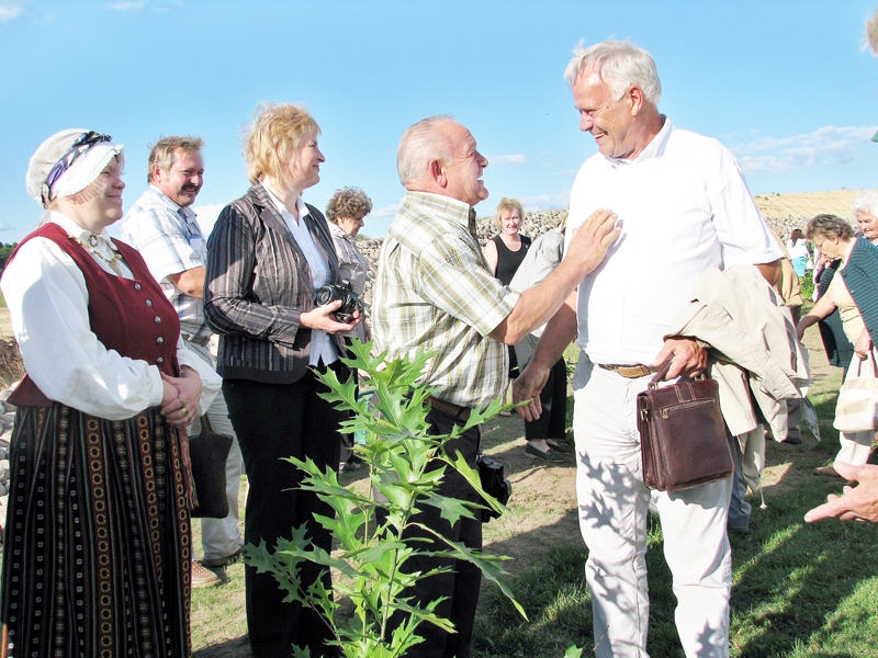 Stāda ozolus Likteņdārzā