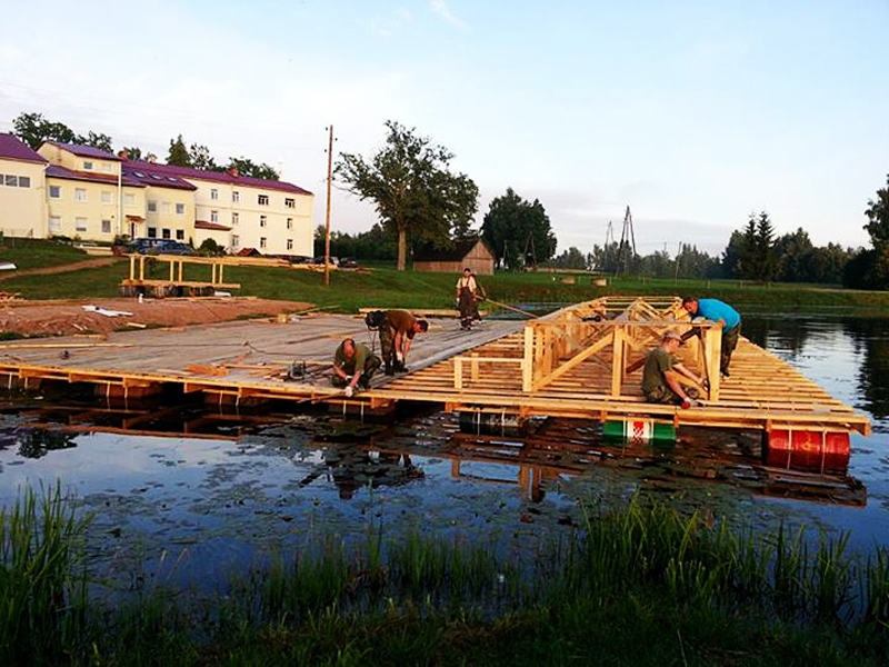 Zemessargi uzbūvē peldošu skatuvi