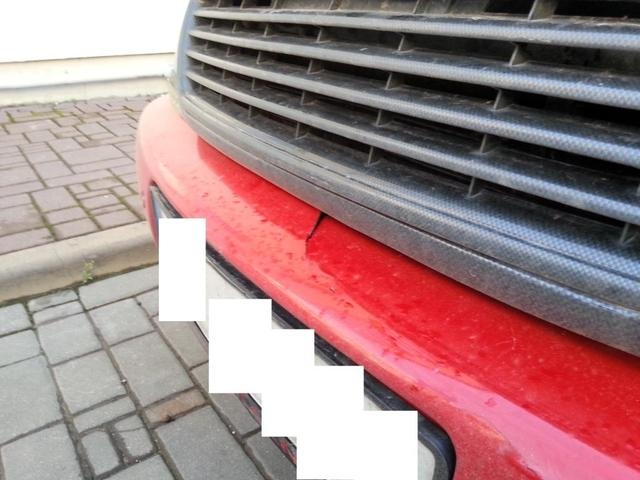 Iecavā sabojā stāvošu automobili