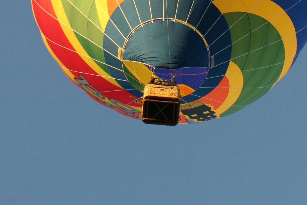 Cēsu kolonijā neplānoti piezemējies gaisa balons ar astoņiem cilvēkiem