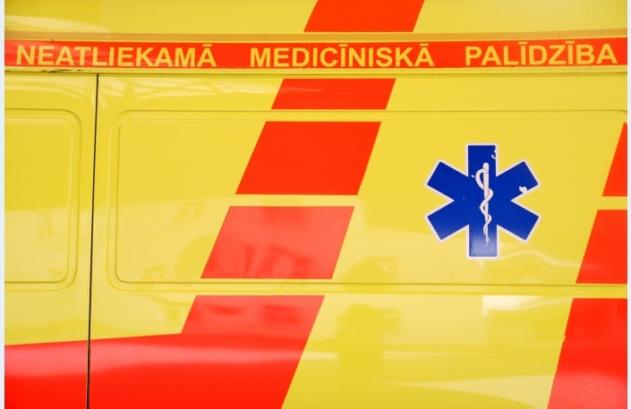 Iecavā sieviete dzemdē ātrās palīdzības automašīnā