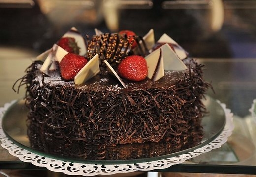 Zinību dienā topā tortes, bērnu šampanietis un dažādi saldumi