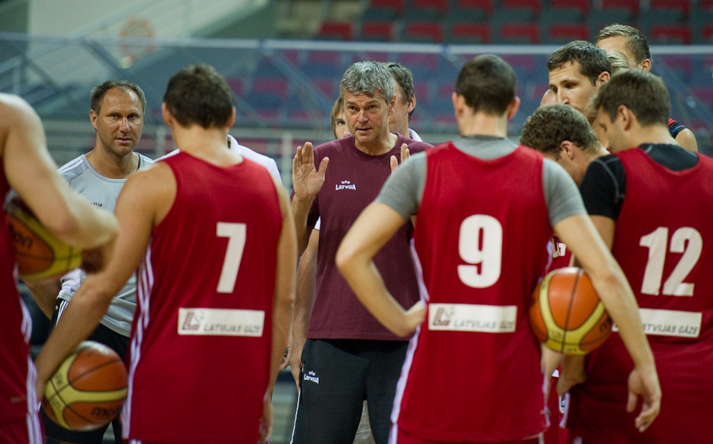 Latvijas basketbolisti sāk ar grūtu uzvaru pret bosniešiem; Freimanim 24 punkti