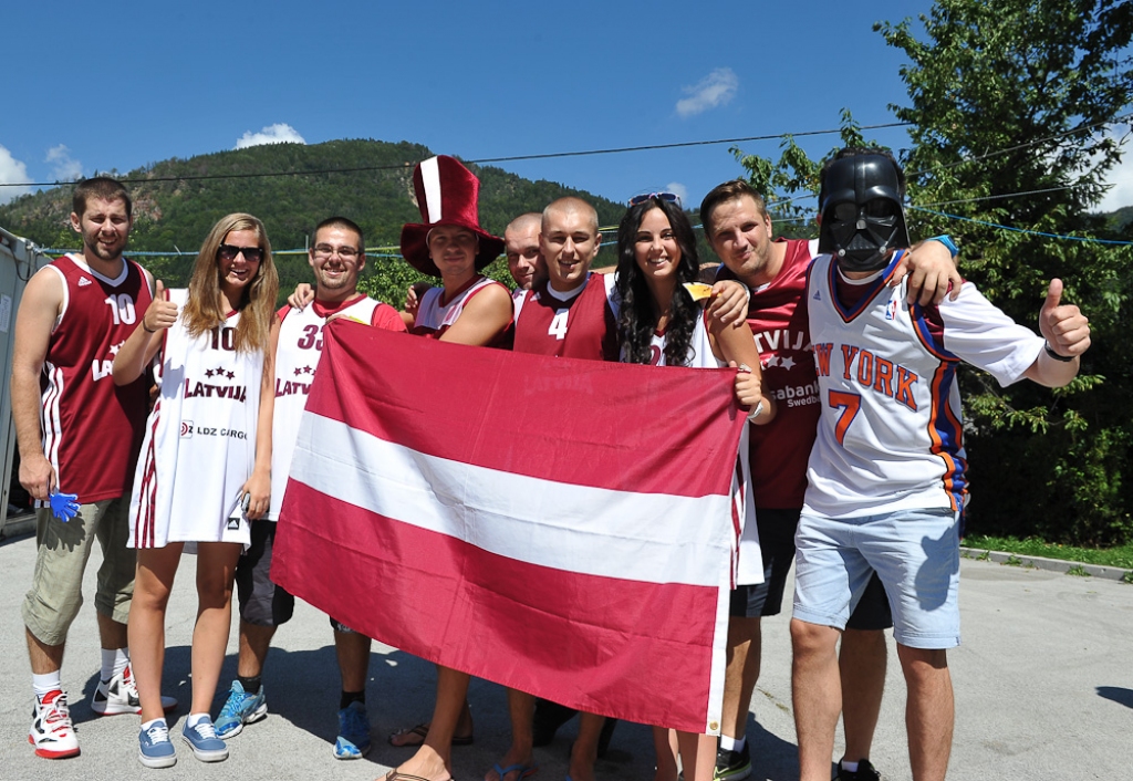 FOTO: Latvijas basketbola izlases fani ierodas uz spēli