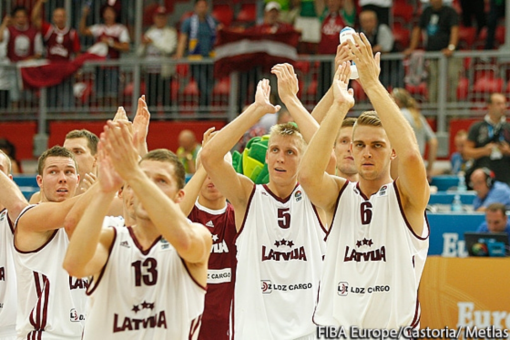 FOTO: EČ basketbolā: Latvija dramatiskā cīņā uzvar Melnkalnes izlasi