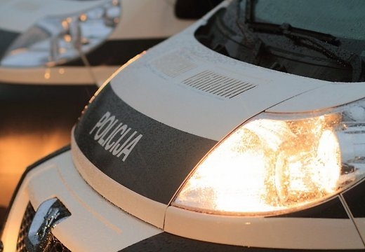 Iecavā aiztur vīrieti ar pudeli nelegāla alkohola