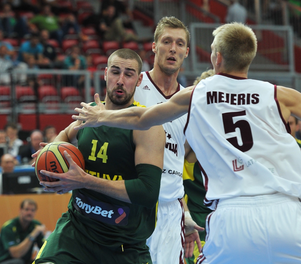 Latvijas basketbolisti uzvar Maķedoniju, pēc 12 gadu pārtraukuma sasniedzot Eiropas čempionāta otro posmu