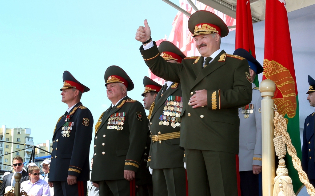 Lukašenko ekonomikas glābšanai grib ieviest maksu par izbraukšanu no valsts