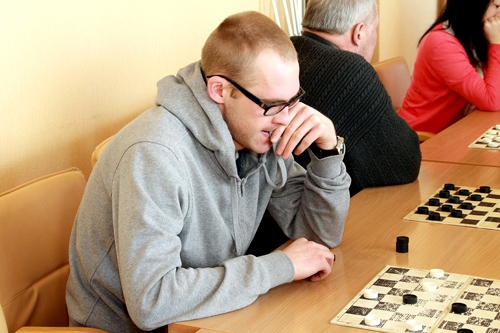 Cīņas pie melnbaltajiem galdiņiem nepierimst