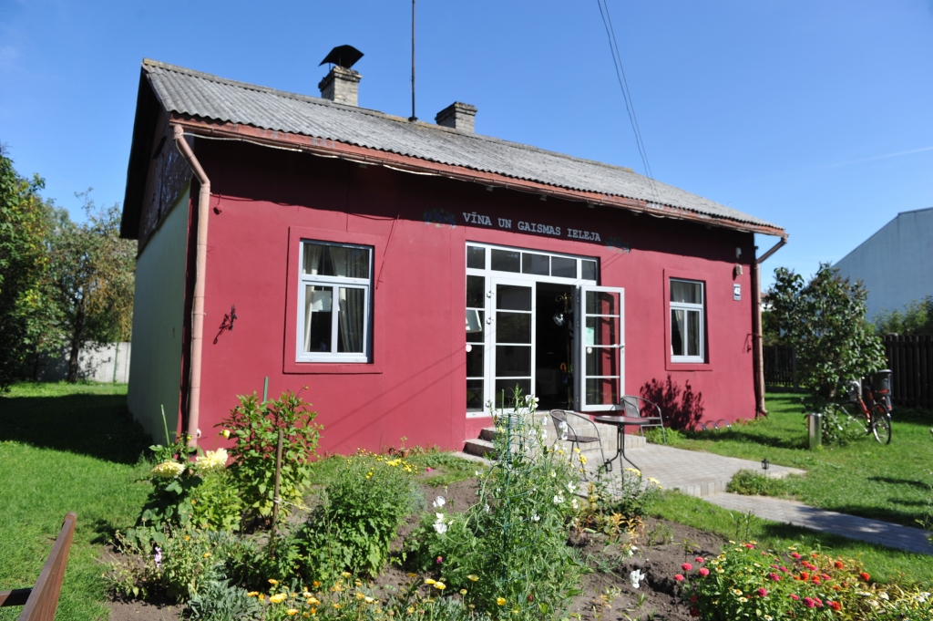 Atver vīnotavu pilsētas nomalē