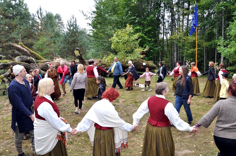 Pie Ķuņķu svētozola Stelpes pagastā pulcējas ļaudis